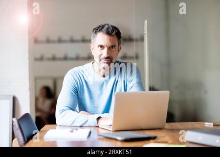 Geschäftsmann, arbeiten am Laptop im Büro Stockfoto