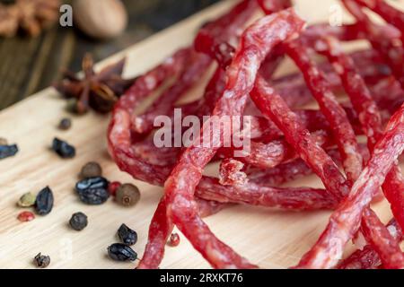 Kalbfleisch-Trockenwurst beim Schneiden, Zubereitung von Snacks aus Kalbfleisch-Trockenwurst Stockfoto