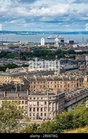 Panoramablick auf die Stadt Edinburgh mit dem Meer im Hintergrund und Wohngebäuden, Schottland. Stockfoto