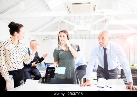 Geschäftsleute, die gemeinsam im Büro Stockfoto