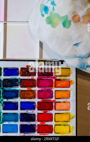 Aquarellfarbe Farbpalette Flecken auf weißem Tuch Stockfoto