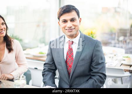 Geschäftsmann lächelnd während Restaurant Konferenz Stockfoto