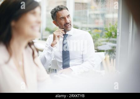 Geschäftsmann während Restaurant Konferenz Stockfoto