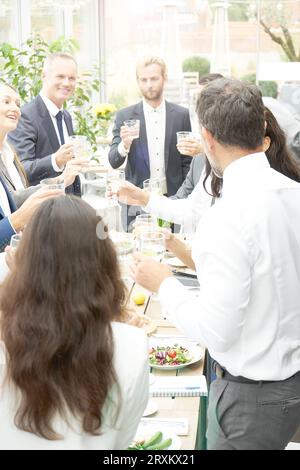 Geschäftsleute Toasten in Restaurant Stockfoto