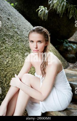 Junge Frau auf hölzernen Stufen in Ko Samui, Thailand sitzen Stockfoto