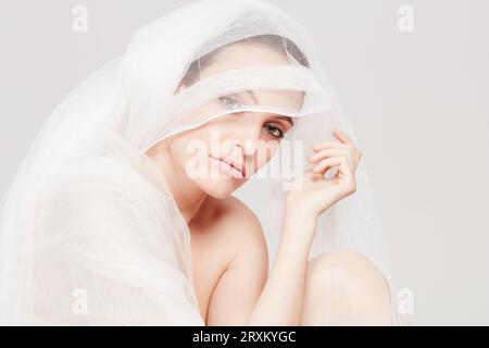 Junge Frau in schiere Blatt gewickelt Stockfoto