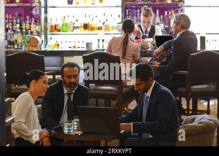 Geschäftsleute, die sich für Treffen in der Bar Stockfoto