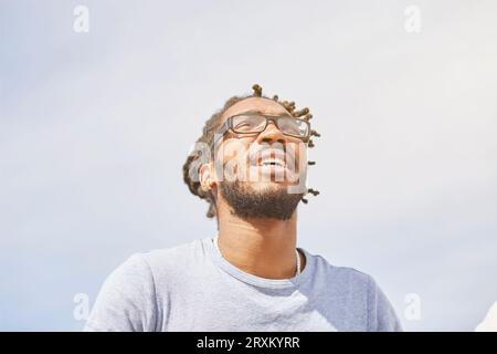 Junge Menschen gegen den klaren Himmel Stockfoto