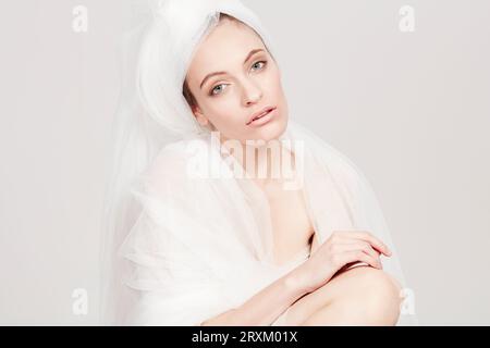 Junge Frau in schiere Blatt gewickelt Stockfoto