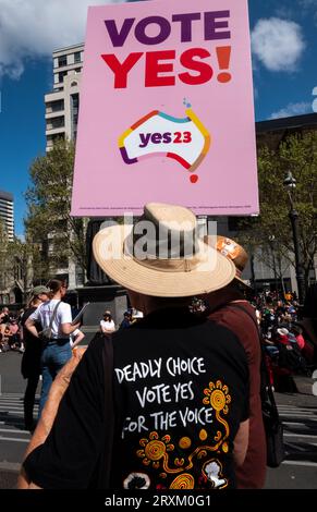 Demonstrant bei einer Protestkundgebung zum Australian Indigenous Voice Referendum 2023. Melbourne, Victoria, Australien Stockfoto