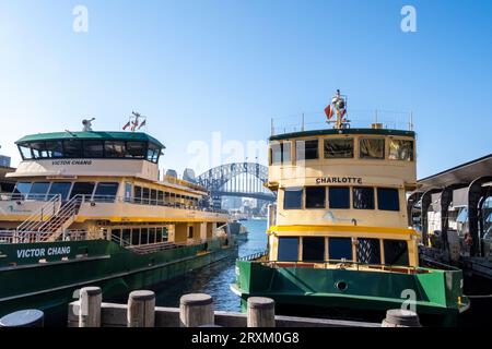 Fähren legen am Circular Quay in Sydney, New South Wales, Australien an Stockfoto