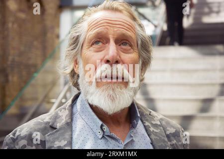 Porträt von senior woman nachschlagen Stockfoto