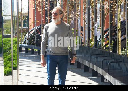 Älterer mann Sonnenbrille tragen am Bürgersteig Stockfoto