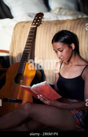 Junge Frau mit Gitarre Stockfoto