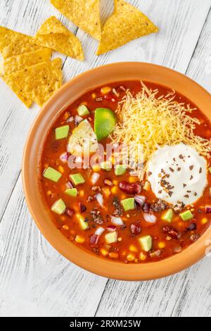 Schüssel mit Taco-Suppe, garniert mit Käse und Sauerrahm Stockfoto