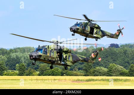 Zwei NH90-Hubschrauber der Deutschen Armee vom Internationalen Helikoptertrainingszentrum in Buckeburg landen bei einer Demonstration. Buckeburg, Deutschland - Stockfoto