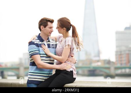 Mitte nach Paar Umarmung durch den Shard in London Stockfoto