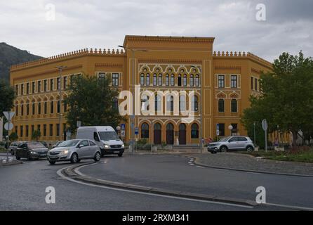 Mostar, Bosnien und Herzegowina - 15. September 2023: Ein Spaziergang im Zentrum der Stadt Mostar in Bosnien und Herzegowina an einem sonnigen Sommernachmittag Stockfoto