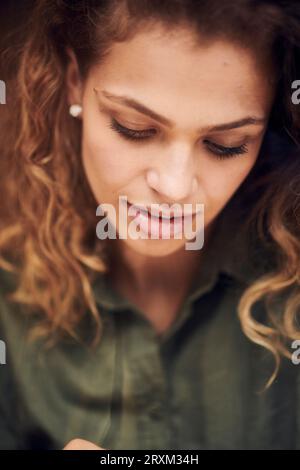 Junge Frau auf der Suche nach unten Stockfoto