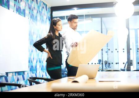 Kollegen, die den Plan prüfen Stockfoto
