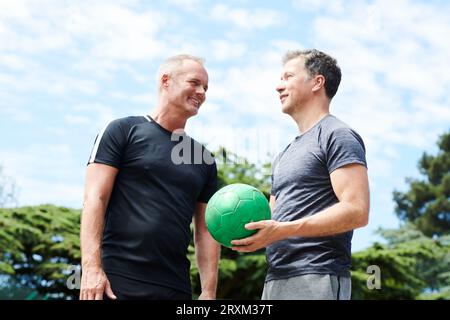 Reifes Paar mit Ball Stockfoto