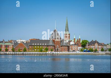 Aarhus Skyline mit Kirchturm und Gebäuden Dänemark während des klaren Himmels mit Meer vor und Möwen auf dem Meer Stockfoto