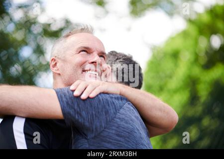 Älteres Paar, umarmen Stockfoto