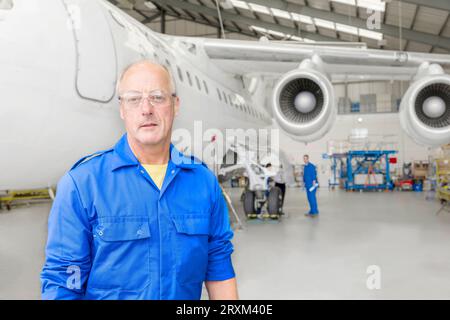 Porträt eines männlichen Arbeiters im Flugzeughangar Stockfoto