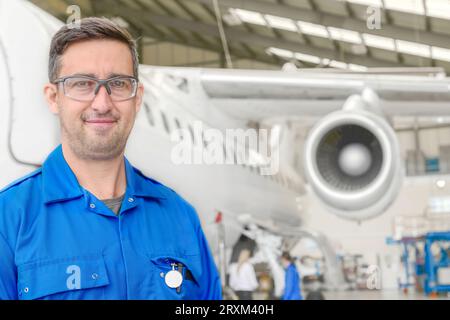 Porträt eines männlichen Arbeiters im Flugzeughangar Stockfoto