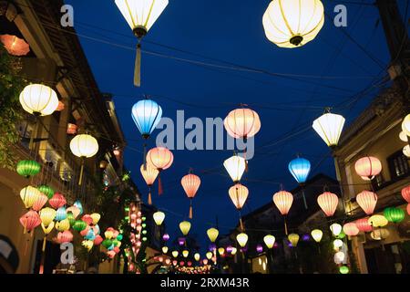 Blick auf die Laternen aus dem niedrigen Winkel auf die Straße Stockfoto
