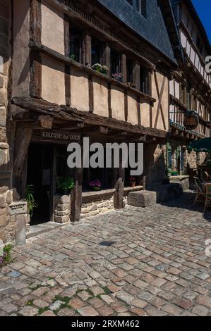 Galerie du Loch im Viertel Saint-Goustan von Auray, Südbretagne, Frankreich. Auray, einst um einen geschäftigen Handelshafen herum gelegen, ist heute ein beliebtes Touristenziel mit vielen gut restaurierten mittelalterlichen Gebäuden. Stockfoto