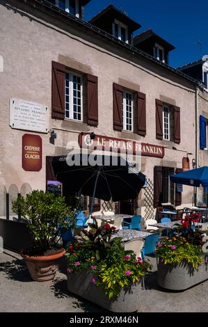 Le Relais Franklin, ein Restaurant am Quai Benjamin Franklin in Auray, Südbretagne, Frankreich. Eine Gedenktafel (links) erinnert an den 4. Dezember 1776, als Benjamin Franklin, der von den Vereinigten Staaten nach Frankreich geschickt wurde, um im US-amerikanischen Unabhängigkeitskrieg gegen Großbritannien über militärische Hilfe zu verhandeln, durch schlechtes Wetter gezwungen wurde, bei Auray zu landen. Ein Porträt des US-Gründervaters (Mitte links) ist in Le Relais Franklins Hauptschild integriert. Stockfoto