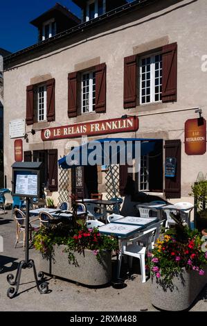 Le Relais Franklin, ein crêperie und Gletscher am Quai Benjamin Franklin in Auray, Südbretagne, Frankreich. Eine Gedenktafel (links) erinnert an den 4. Dezember 1776, als Benjamin Franklin, der von den Vereinigten Staaten nach Frankreich geschickt wurde, um im US-amerikanischen Unabhängigkeitskrieg gegen Großbritannien über militärische Hilfe zu verhandeln, durch schlechtes Wetter gezwungen wurde, bei Auray zu landen. Ein Porträt des US-Gründervaters (Mitte links) ist in Le Relais Franklins Hauptschild integriert. Stockfoto