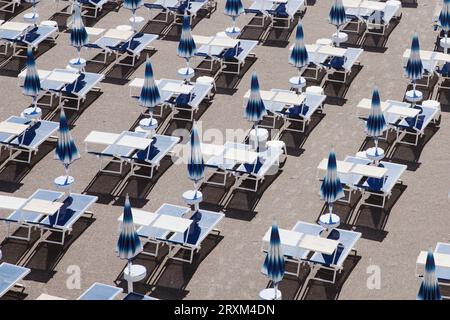 Reihen von Liegestühlen am Strand Stockfoto