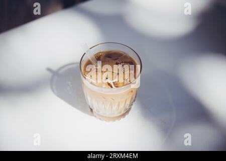Eiskaffee auf weißem Tisch Stockfoto