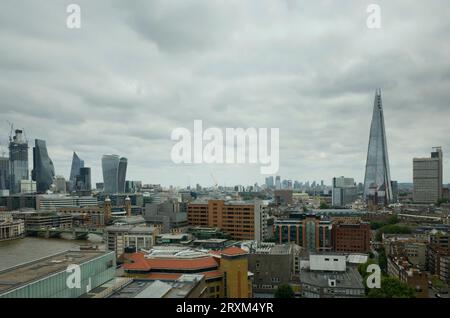 Die Londoner Skyline mit dem Shard und dem 20 Fenchurch Stree wurde von der Aussichtsplattform Ebene 10 der im Juni 2016 eröffneten Erweiterung Tate Modern übernommen Stockfoto