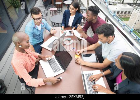 Geschäftsleute mit Laptops während der Sitzung auf dem Balkon Stockfoto