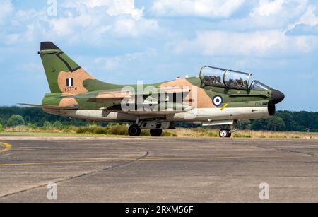 Die griechische Luftwaffe A-7 Corsair II greift Flugzeuge nach der Landung an. Kleine Brogel, Belgien - 17. Juli 2007 Stockfoto