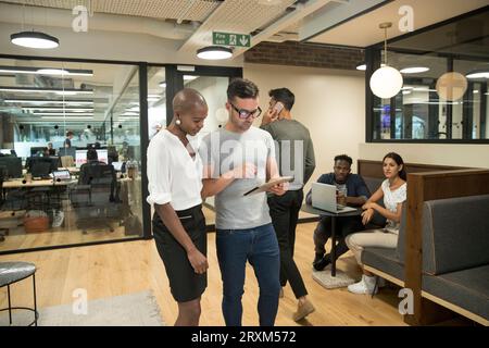 Kollegen, die mit digital-Tablette in office Stockfoto