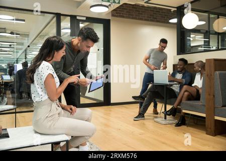 Kollegen, die mit digital-Tablette in office Stockfoto