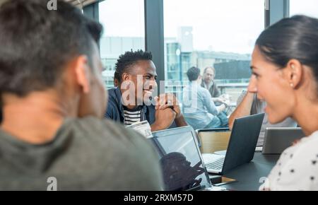 Kollegen mit Laptops während der Konferenz Stockfoto