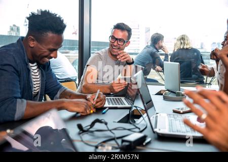 Kollegen mit Laptops während der Konferenz Stockfoto