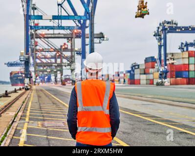 Ansicht der Rückseite des Hafenarbeiter im Hafen von Felixstowe, England Stockfoto