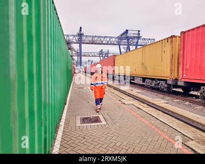 Hafenarbeiter zu Fuß durch cargo Train Stockfoto