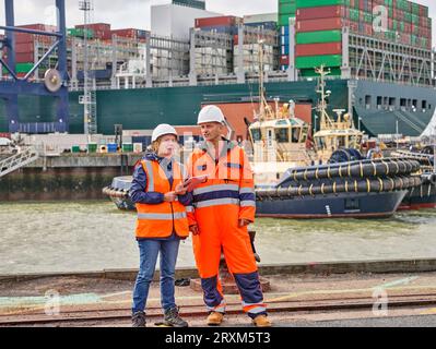 Hafenarbeiter mit digitalen Tablet am Hafen von Felixstowe, England Stockfoto