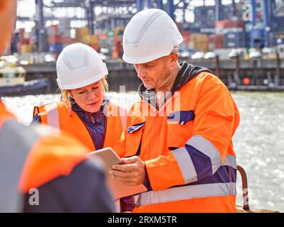 Hafenarbeiter mit digitalen Tablet am Hafen von Felixstowe, England Stockfoto