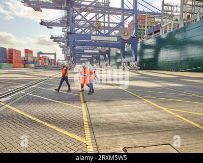 Hafenarbeiter neben Frachter im Hafen von Felixstowe, England Stockfoto