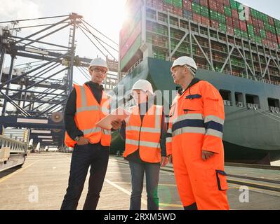 Hafenarbeiter mit digitalen Tablet am Hafen von Felixstowe, England Stockfoto