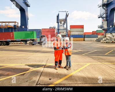 Hafenarbeiter mit Tablet-PCS am Hafen von Felixstowe, England Stockfoto