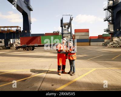 Hafenarbeiter mit Tablet-PCS am Hafen von Felixstowe, England Stockfoto
